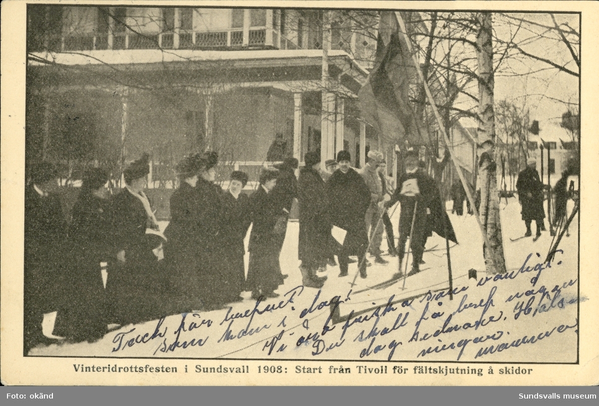 Vykort med motiv över vinteridrottsfesten i Sundsvall. Med texten: Vinteridrottsfesten i Sundsvall 1908: Start från Tivoli för fältskjutning å skidor.