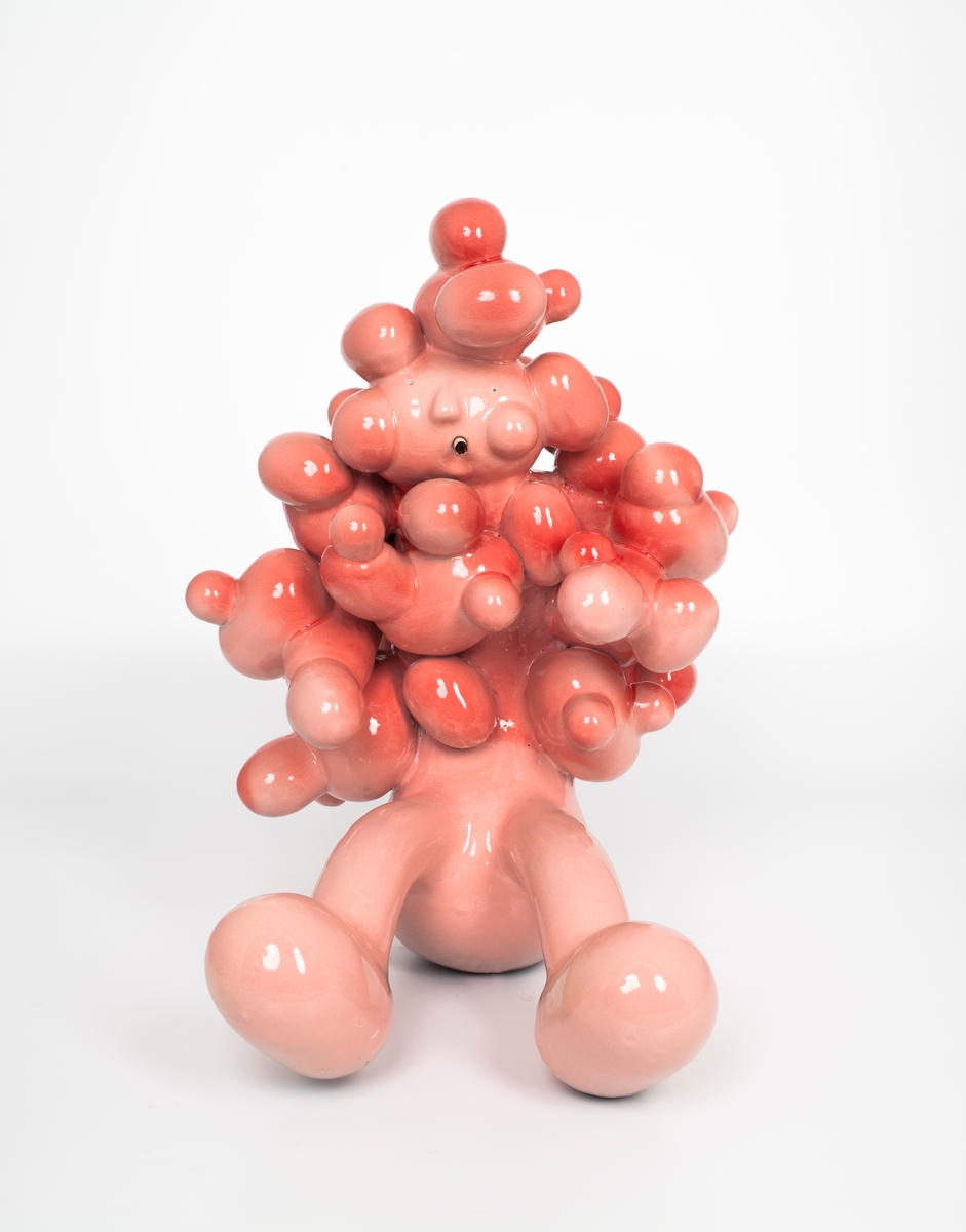 En sittende rødrosa figur dekt av byller og bobler. Figuren har ansikt og en sigarettstump i munnen.
