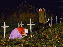 Sørgende kvinner blant hvite kors på kaupangens kirkegård. (Foto/Photo)