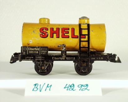 Modell av tankvagn, gul med Shell-märkning i rött.
Spårvidd 0