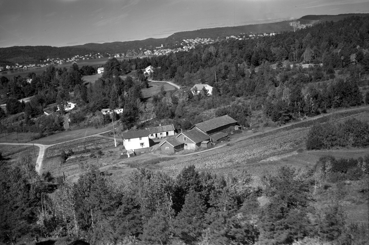 Flyfotoarkiv fra Fjellanger Widerøe AS, fra Porsgrunn Kommune. Porsgrunn. Sandøya. Fotografert av J. Kruse 08.08.1959.