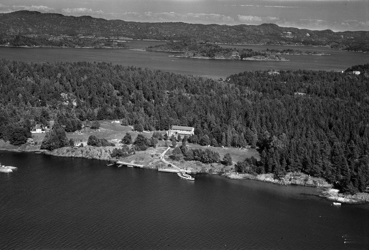 Flyfotoarkiv fra Fjellanger Widerøe AS, fra Porsgrunn Kommune. Herøya Arbeiderforenings feriested . Fotografert av Edmond Jaquet 27.07.1963.