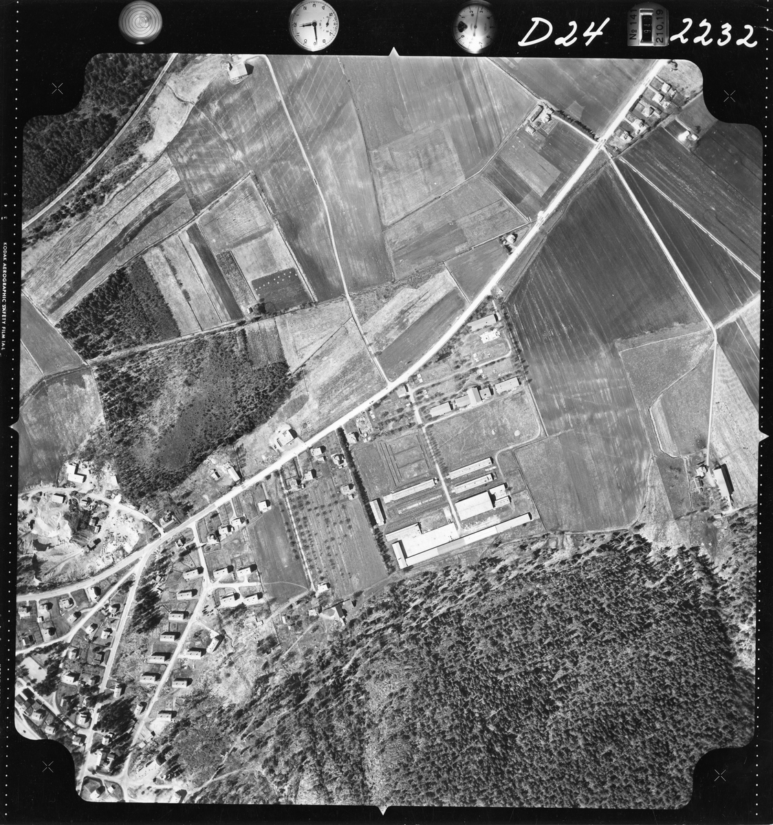 Flyfotoarkiv fra Fjellanger Widerøe AS, fra Porsgrunn Kommune, Vallermyrene leir. Fotografert 16/05-1962. Oppdrag nr 2232, D24
