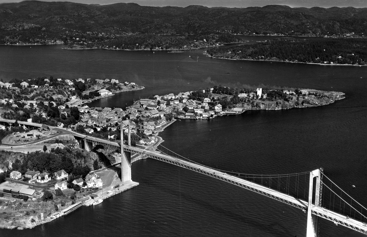 Flyfotoarkiv fra Fjellanger Widerøe AS, fra Porsgrunn Kommune. Breviksbroen. Fotografert 27.07.1963 av Edmond Jaquet