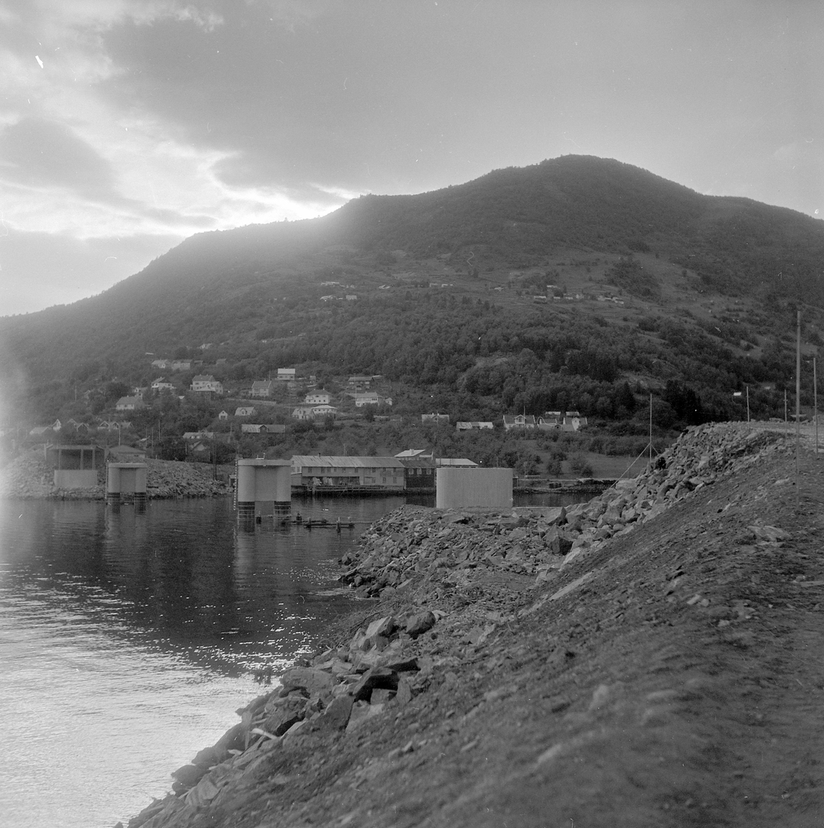 Sogndal sett fra Barsnes. Bildet er trolig fra 1957 da broen over Loftesnessundet ble bygget, åpnet i 1958.