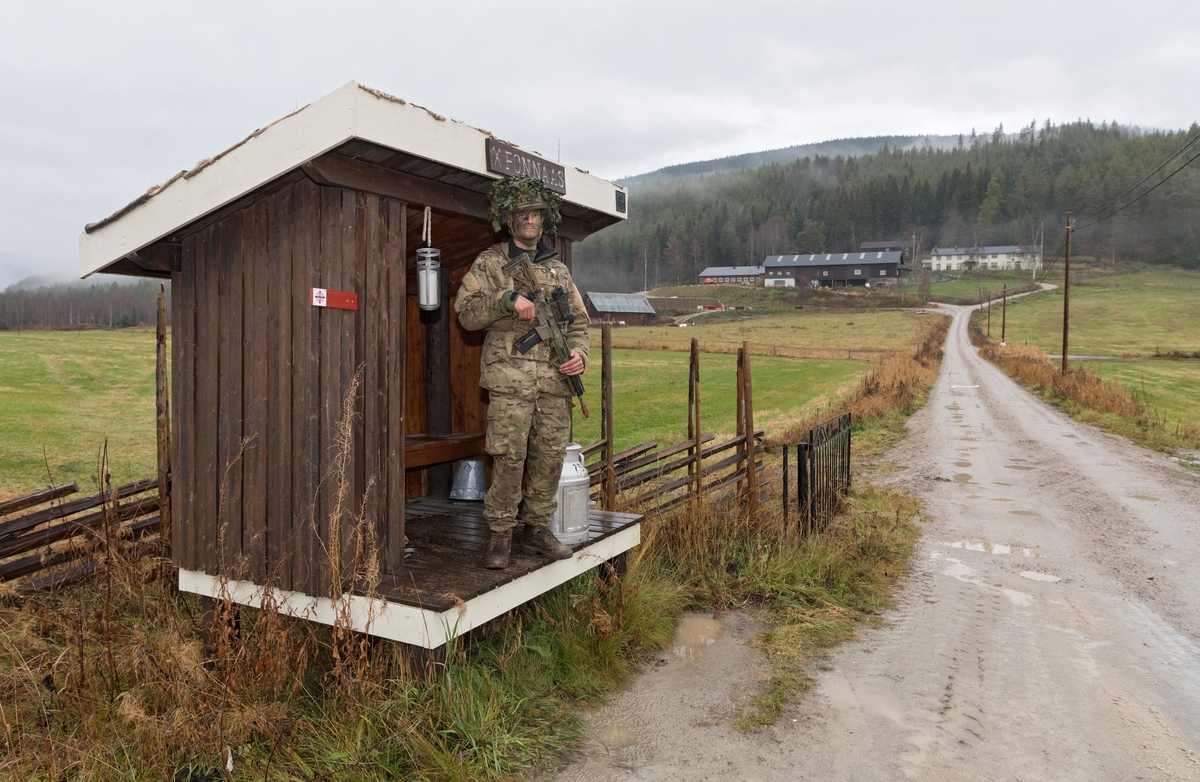Fra Nato-øvelsen Trident Juncture, hvor soldater fra Nato-alliansen øvde sammen på å forsvare Norge. En dansk soldat står vakt ved ei mjølkerampe ved gården Fonnaas ved Elvål i Øvre Rendal, Hedmark.