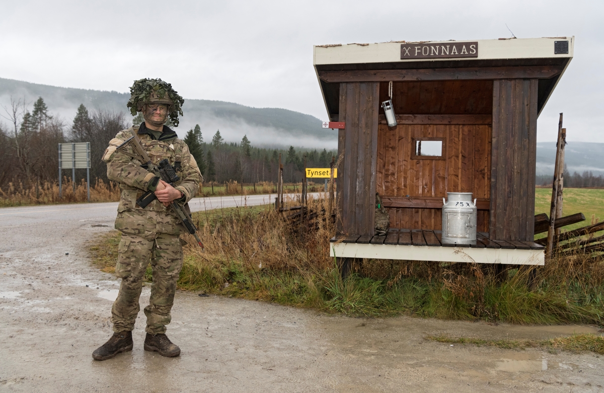 Fra Nato-øvelsen Trident Juncture, hvor soldater fra Nato-alliansen øvde sammen på å forsvare Norge. En dansk soldat står vakt ved ei mjølkerampe ved gården Fonnaas ved Elvål i Øvre Rendal, Hedmark.