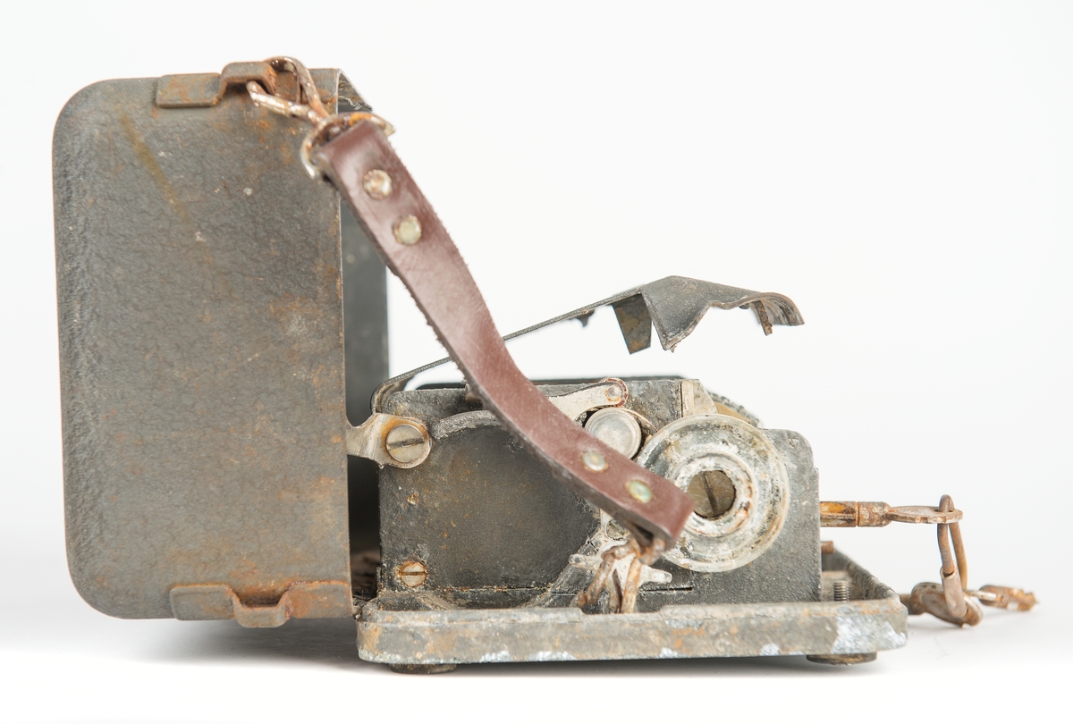 Chifferapparat typ Hagelin Cryptographer, C-38 SX nr 1719 A, A. Cryptoteknik Stockholm Sweden.
Maskinen har tillhört ubåten Ulven som minsprängdes vid Stora Pölsan på västkusten 1943.
Föremålet kom till museet 1958 som gåva av direktören på AB Cryptoteknik i Stockholm.