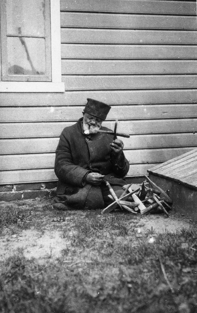 Bygdeoriginalen Pinn-Ola (1866 - 1941) med pinnane sine. Han budde i Klepp.
Sjå også 1988.5TIM.22.048 og 1988.5TIM.22.050
