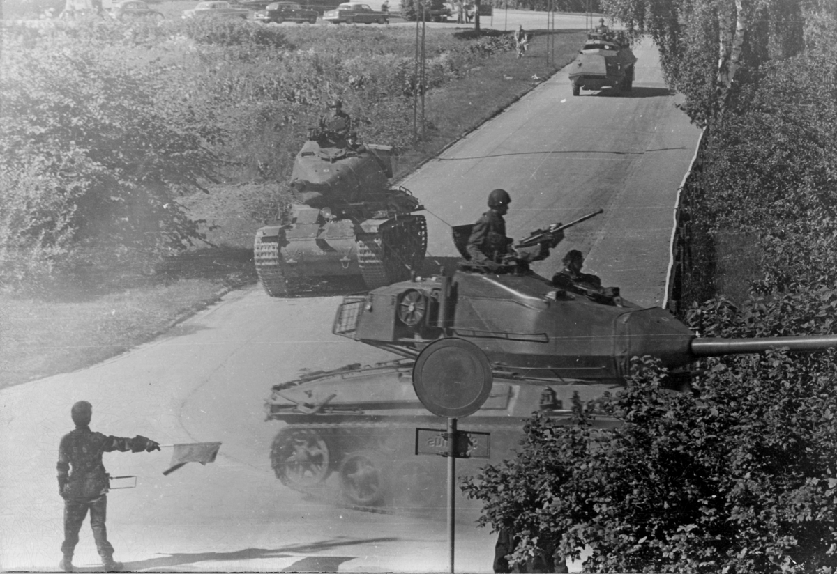 Södertäljemanövern, mitten av 1960-talet

Trafiksoldat dirigera två stridsvagn 74 och en KP-bil.
Milregnr: 693