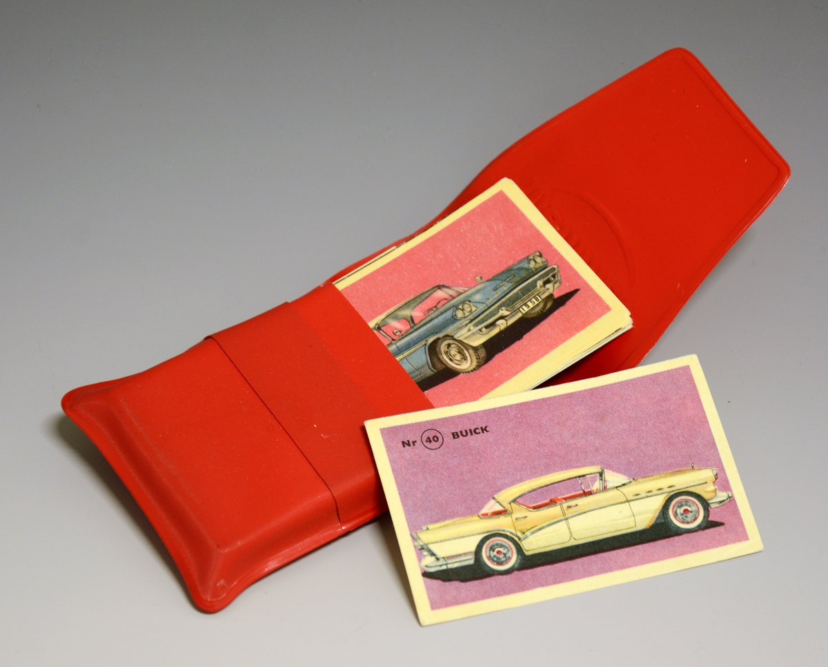 Bilkort i rød plastmappe. Mappene: "Dobbel" og enkel, fra Hjemmet. I farger/glansa. Bilag til ukebladet Hjemmet.