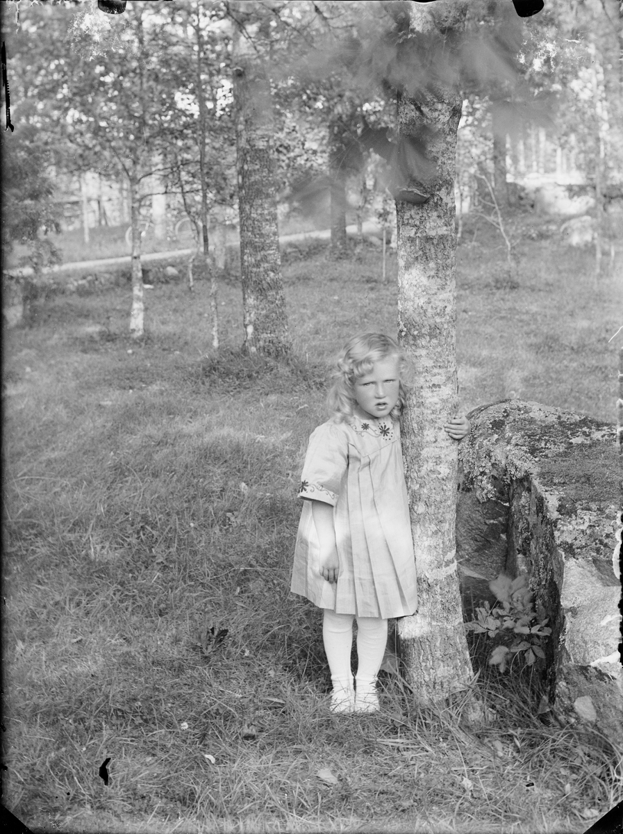 Flicka vid ett träd, Alunda, Uppland