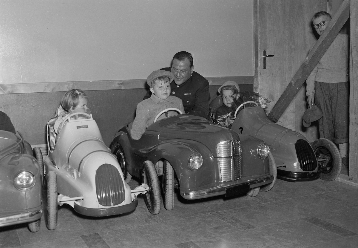 Utställning om linjetrafik - pojkar och flickor i trampbilar, Uppsala 1952