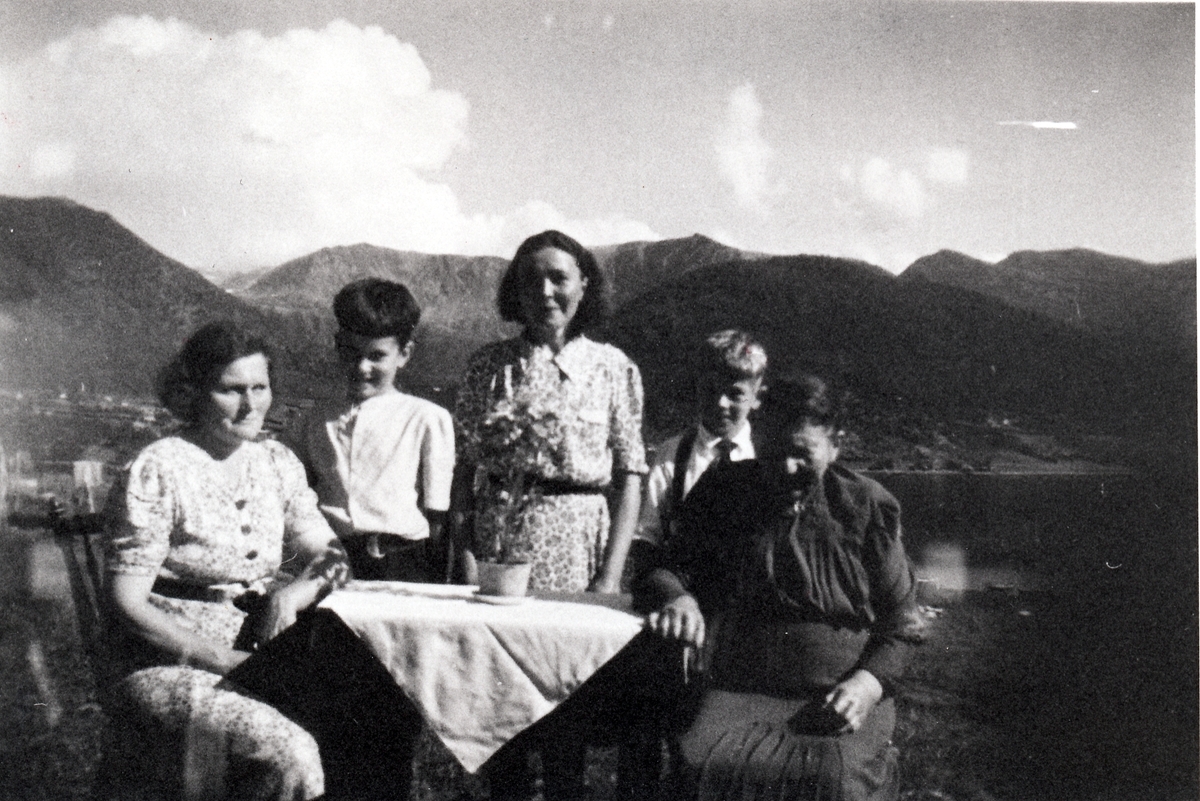 Personer samlet ute. Medby, Torsken ca 1947.