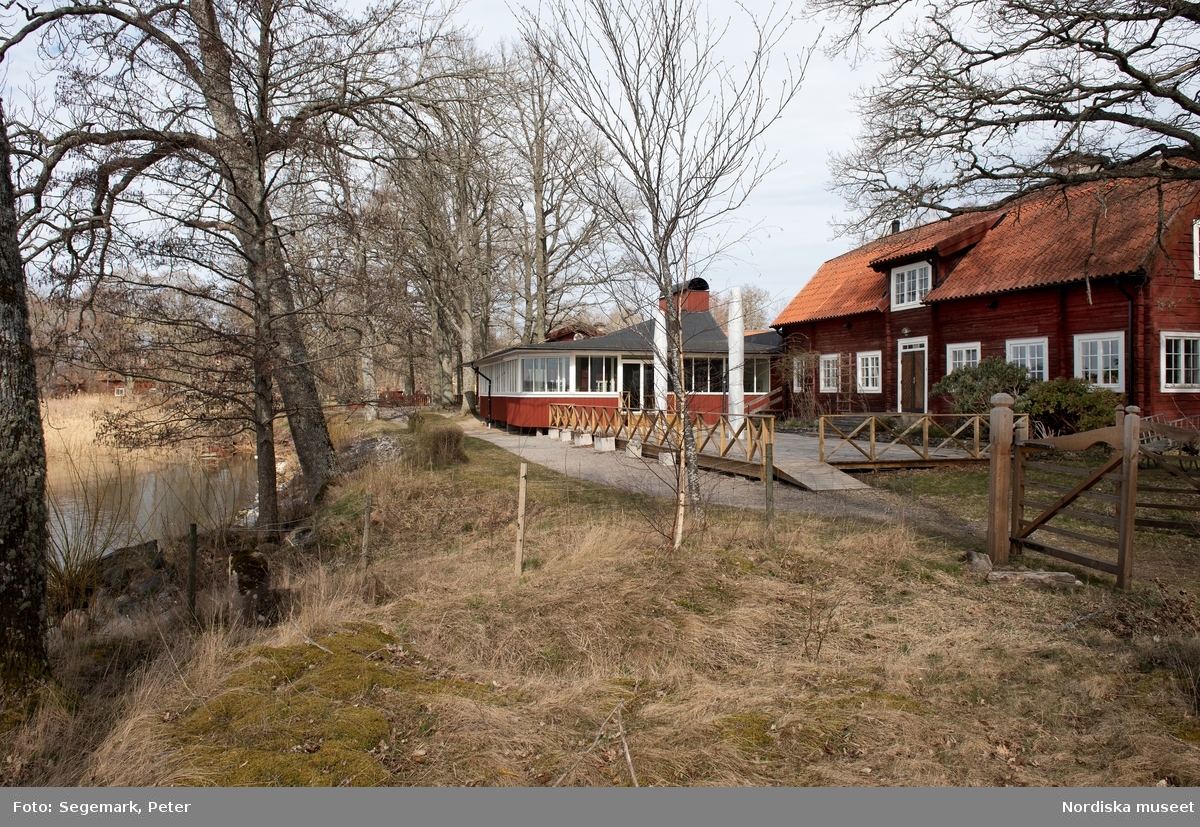 Julita Wärdshus. Den glasförsedda tillbyggnaden i fonden tillkom på 1960-talet efter ritningar av Ove Hidemark.