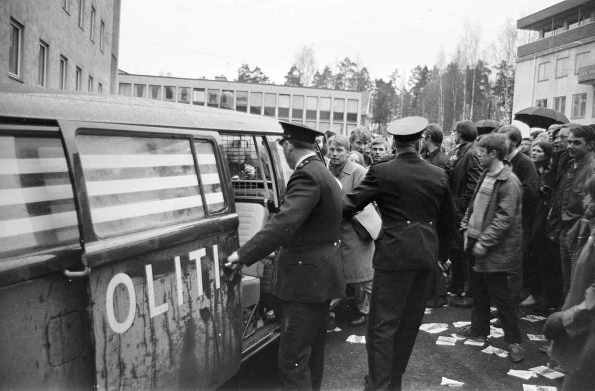 Demonstrasjon i Elverum mot visning av  den amerikanske filmen fra Vietnam-krigen "The Green Berets. Elvarheim kino, demonstrasjon, politi, arrestasjon,