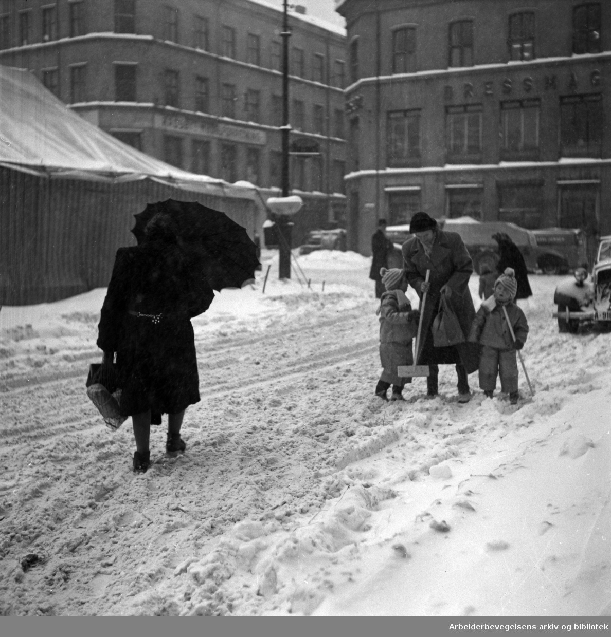 Vintervær på Youngstorget. Mars 1954.
