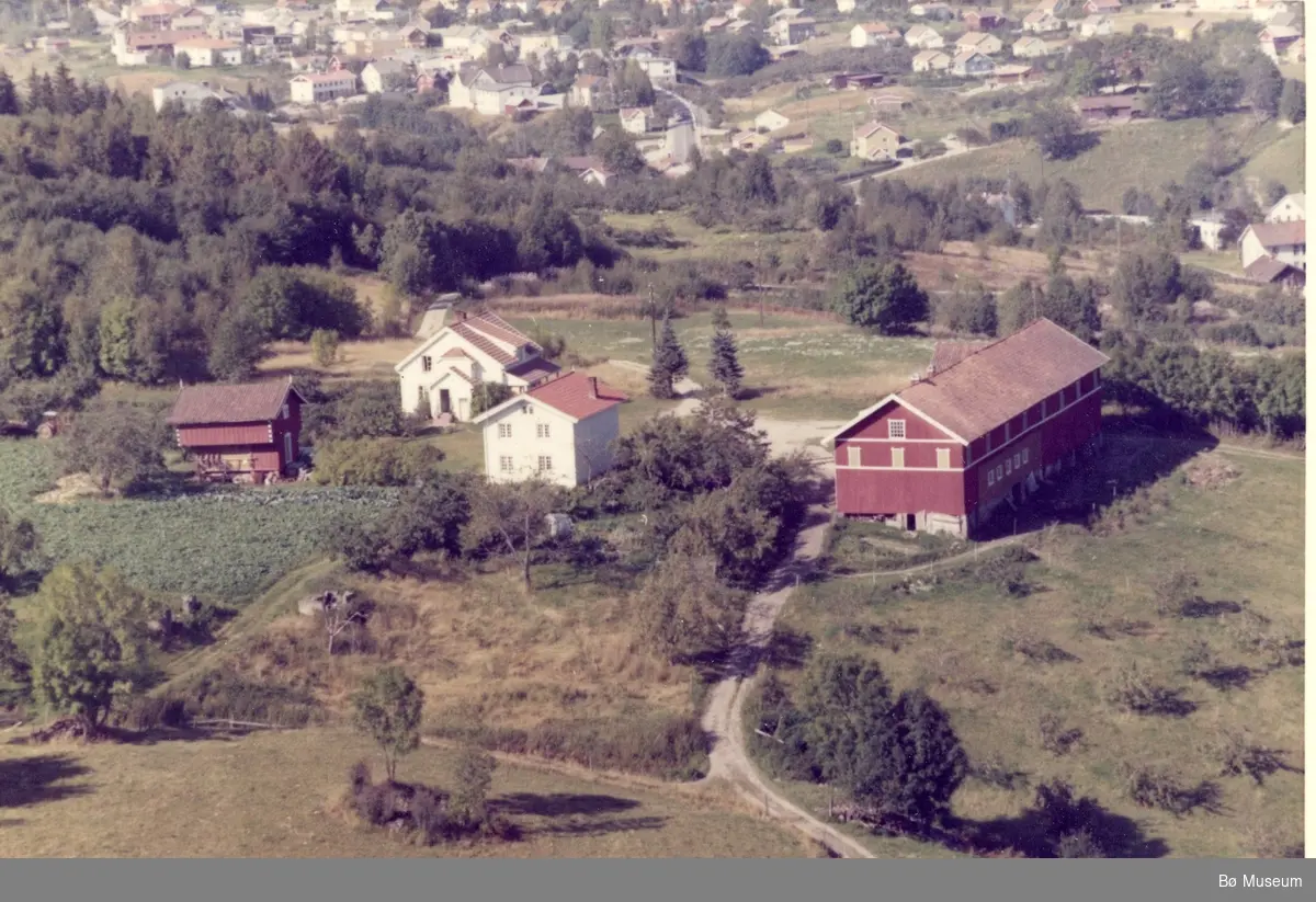 Flyfoto av Torstveit i Bø, tatt rundt 1962