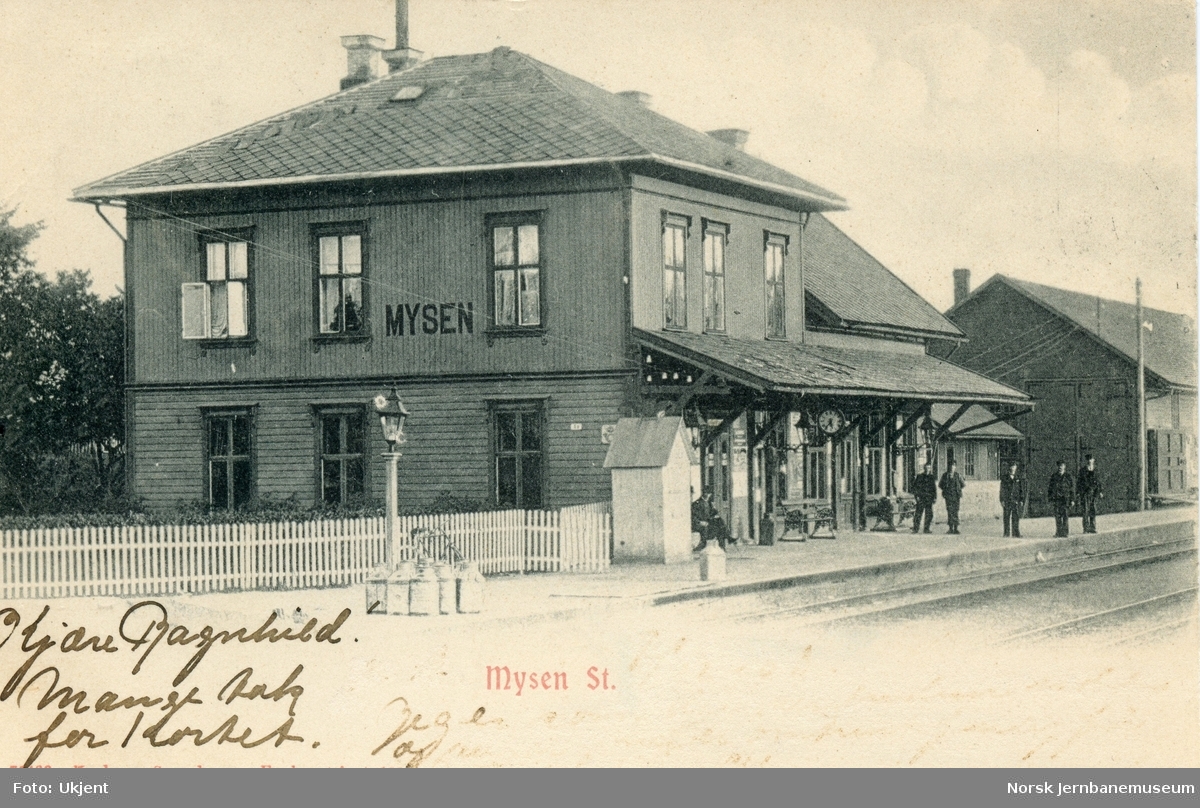 Mysen stasjon på Østfoldbanen, Østre linje. Stasjonspersonale og trolig stasjonsmesteren på plattformen