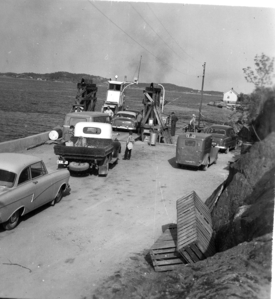 Fergebrygga på Stabbestad, 1960, Biler kjører ombord. Fra venstre: Ford Taunus 17M 1958-60, Chevrolet pickup 1946-7, VW Transporter. høyre: Førkrigs varebil, Opel Record 1953-4