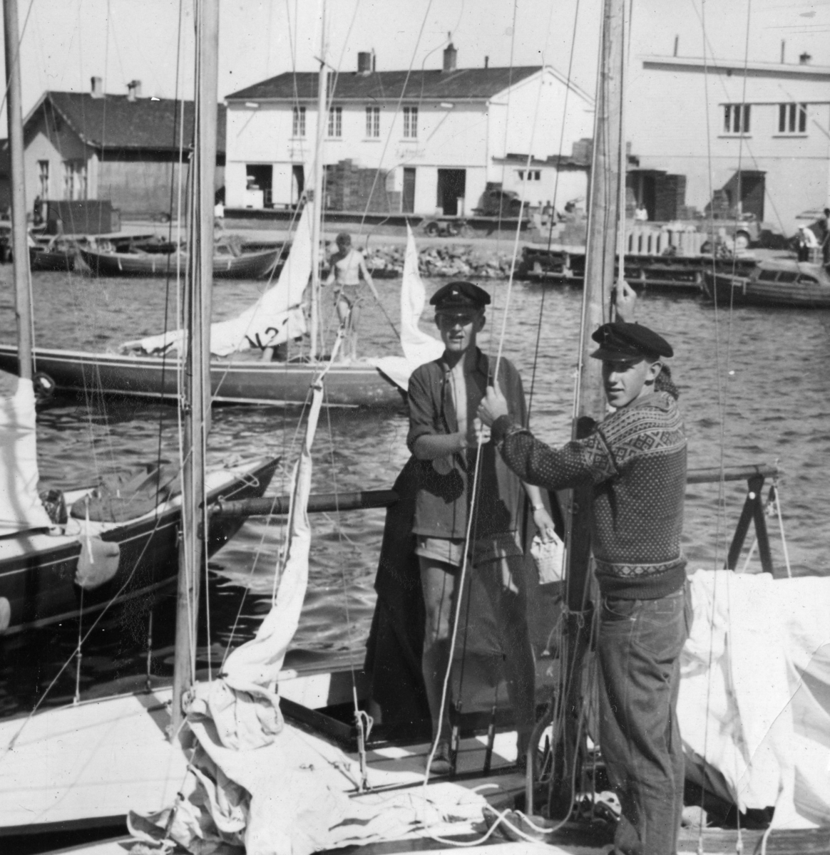 To gutter ombord i enseilbåt i Kragerø. En har på Telemarksgenser. Ca. 1960 -70