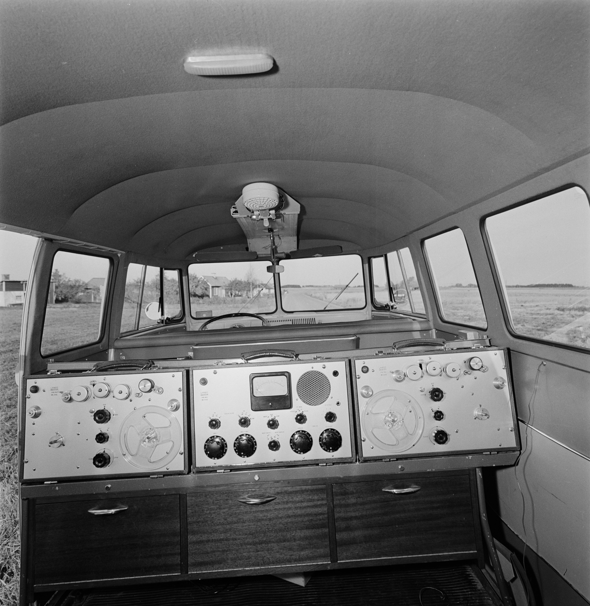 Landsmålsarkivets inspelningsbuss, Uppsala 1957