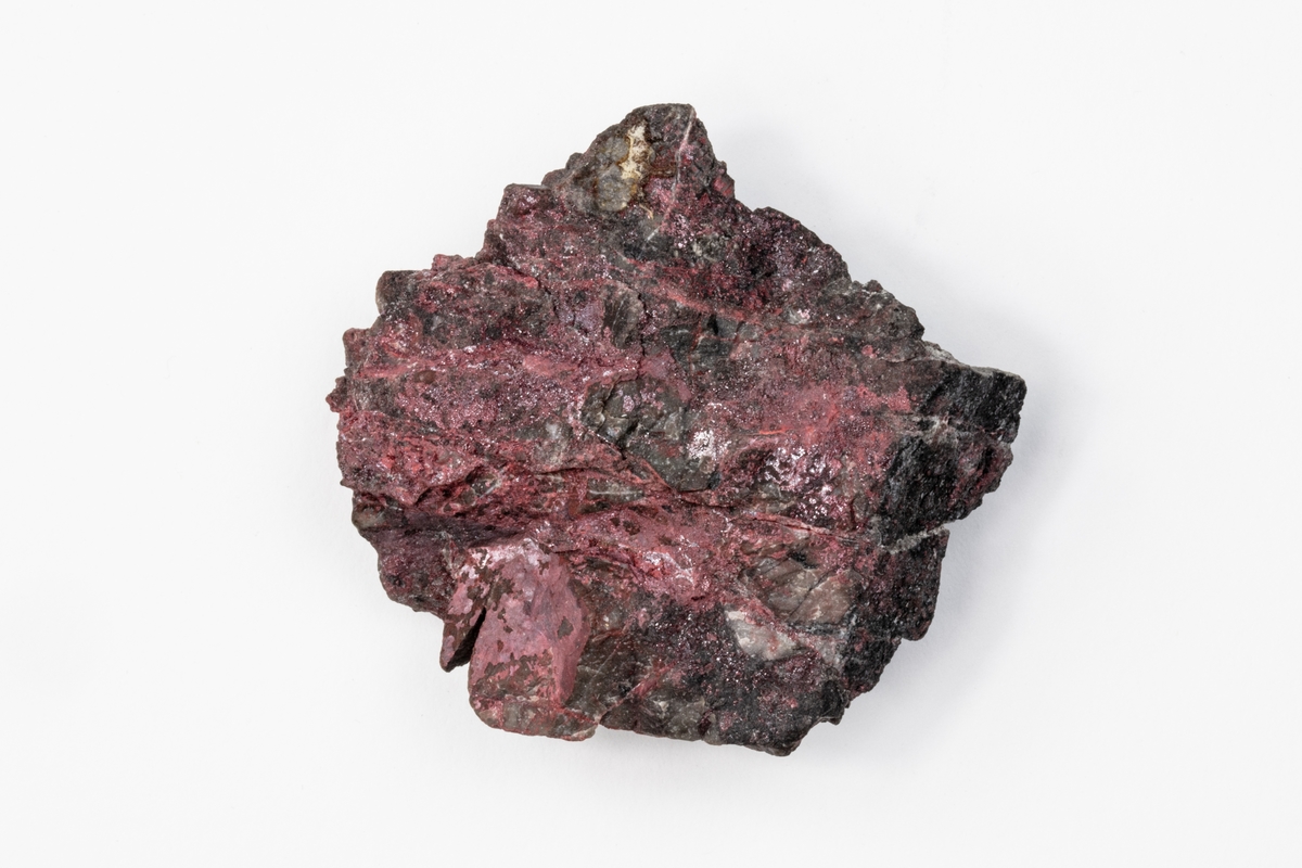 Ett mineral som består av kvicksilversulfid. Färgen är röd och har genom tiderna använts som pigment. På grund av sin giftighet denna användning förbjuden. Exemplaret kommer ifrån dåvarande Idria i Krain, Österrike/Ungern och har ingått i Kungliga vetenskapsakademins samlingar.