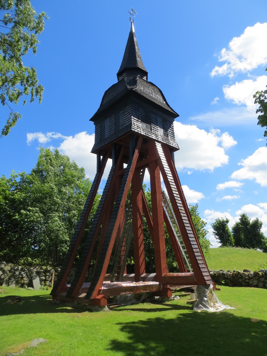 Exteriör, klockstapeln vid Vallsjö gamla kyrka, i Sävsjö kommun.