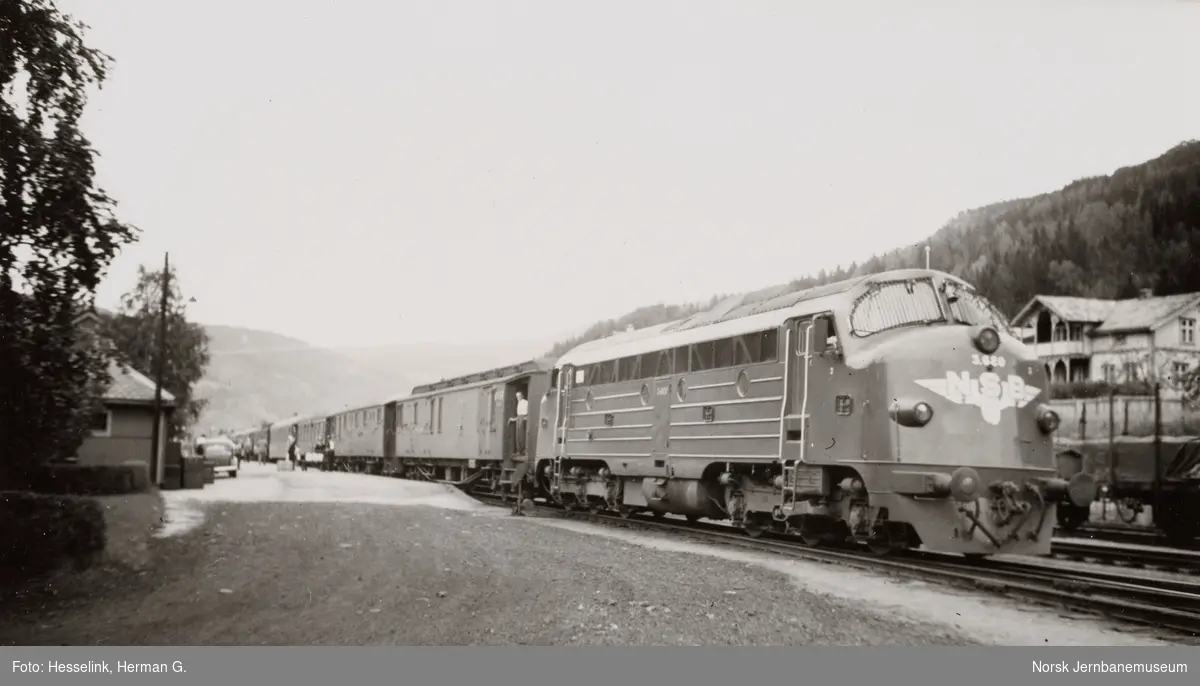Diesellokomotiv Di 3 620 med persontog til Bergen, tog 601, på Gol stasjon