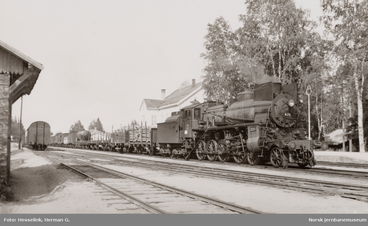 Damplokomotiv type 26c nr. 436 med godstog til Hamar på Rena stasjon