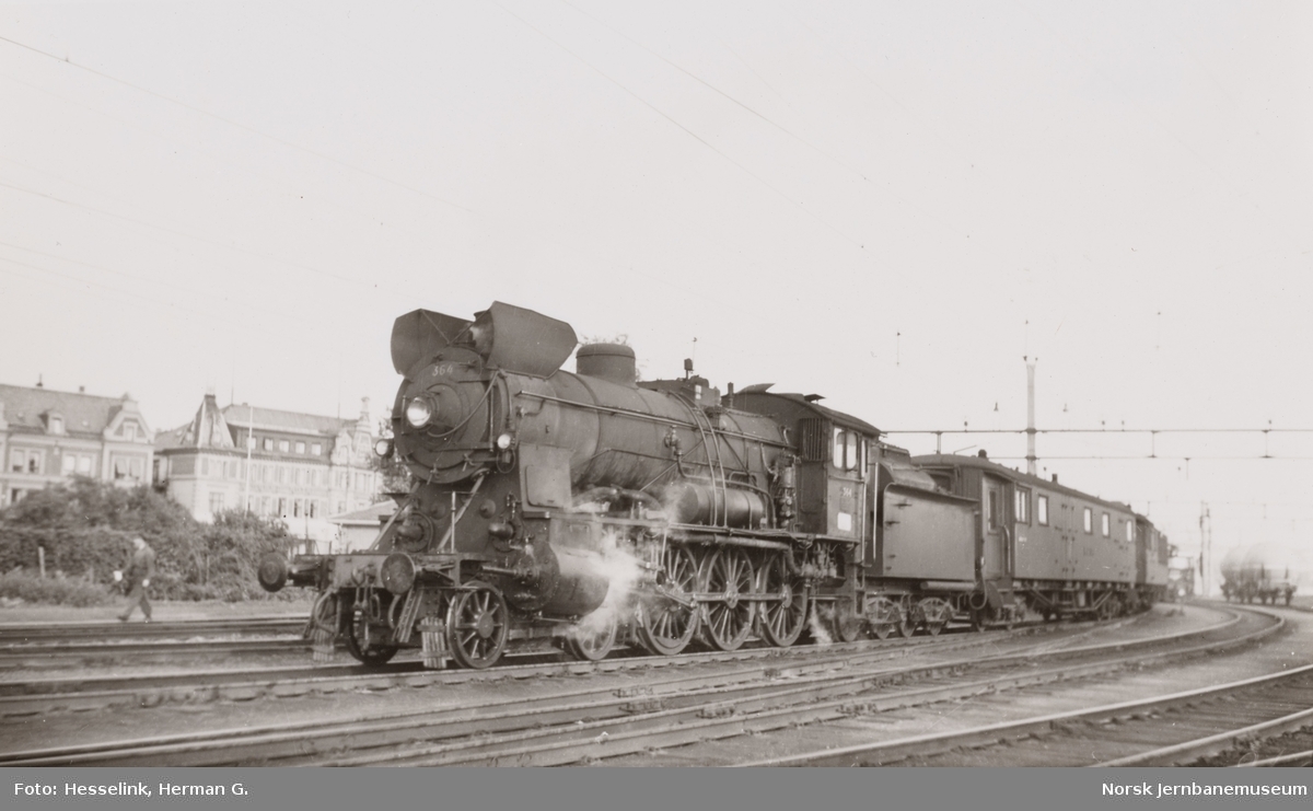 Damplokomotiv type 30b nr. 364 med persontog fra Oslo Ø til Otta, tog 307