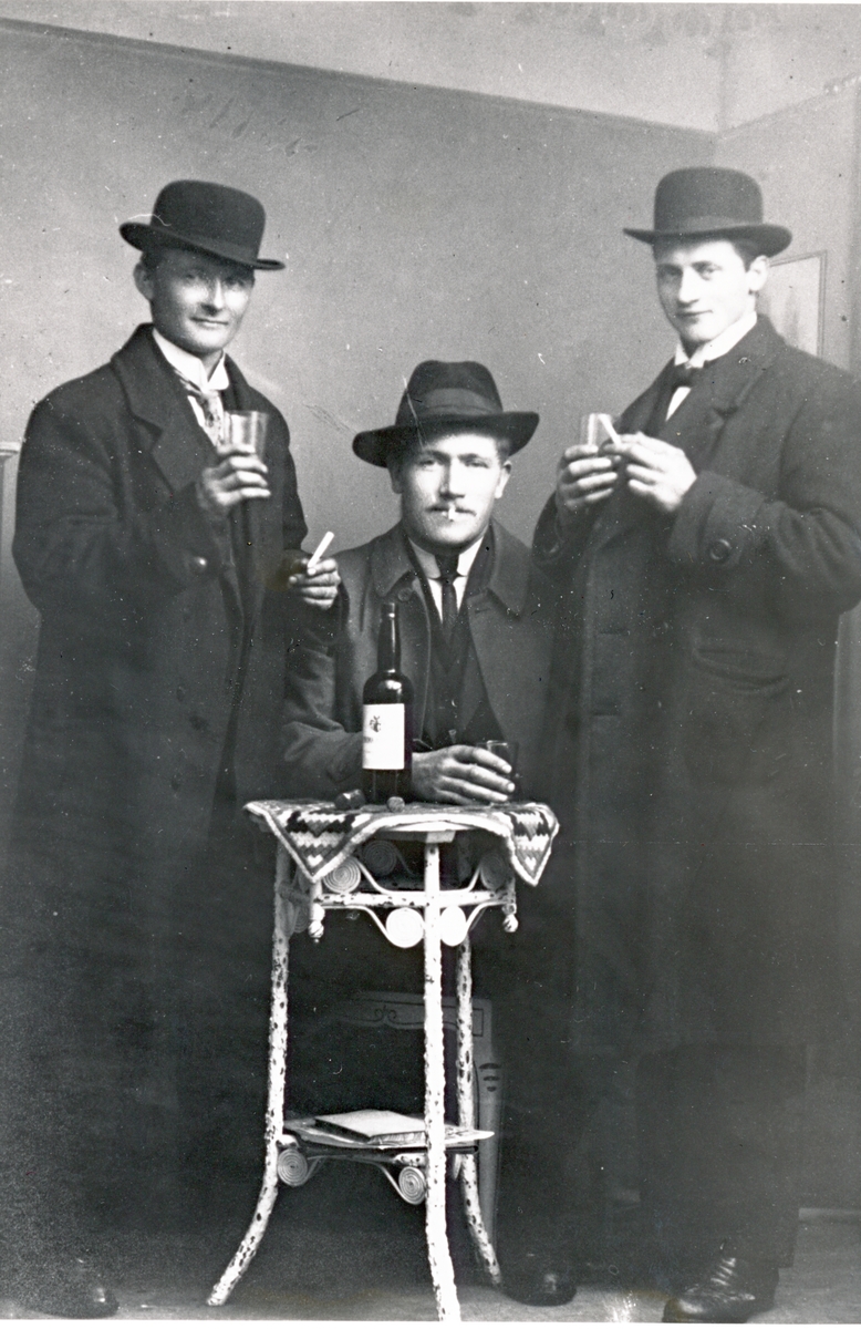 Tre kjekke karer hos fotografen i Kristiansund, ca.1915.