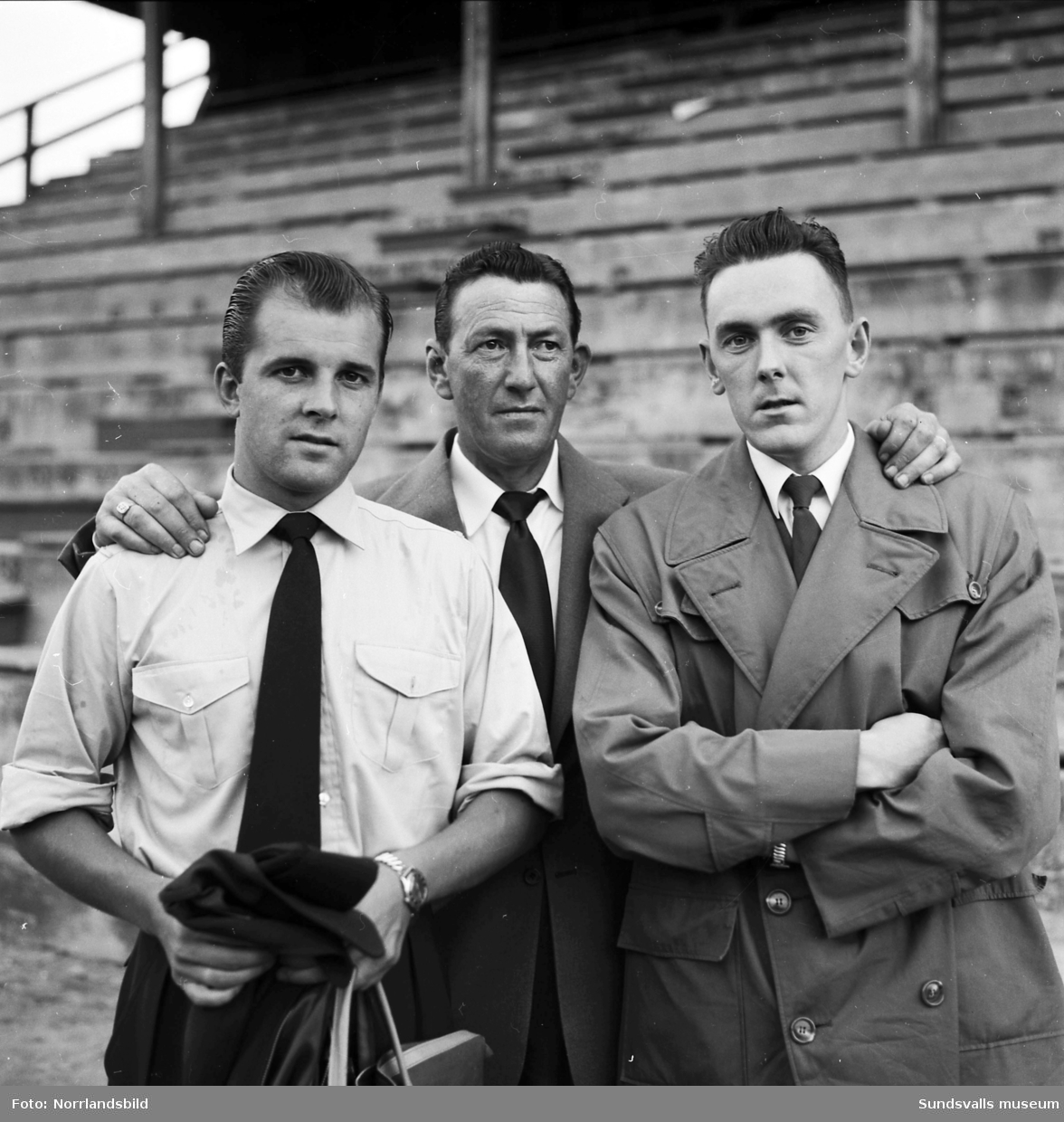 I mitten står Allan Sundbom, "Mack-Allan", legendarisk ledare i GIF Sundsvall tillsammans med två ur spelartruppen 1955. Till vänster Lennart "Foppa" Forsberg och till höger Yngve Qvist.