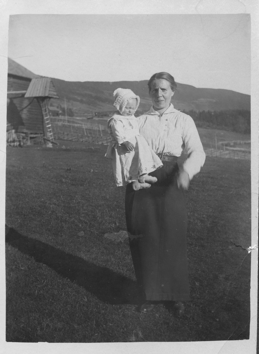 Marit K. Lome med dottera Turid på armen i 1917.