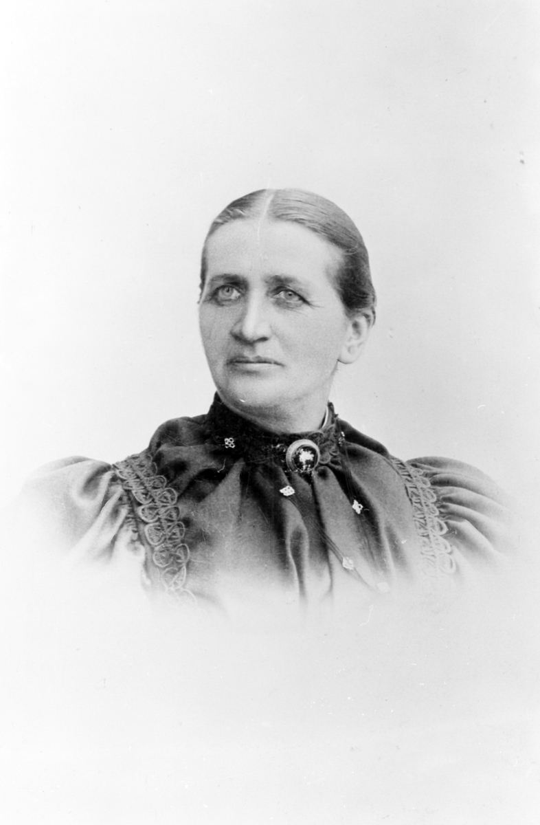 Portrett av kvinne - Maren Jonsdatter Grøtting, født 1851 på Sjurdhushaugen.