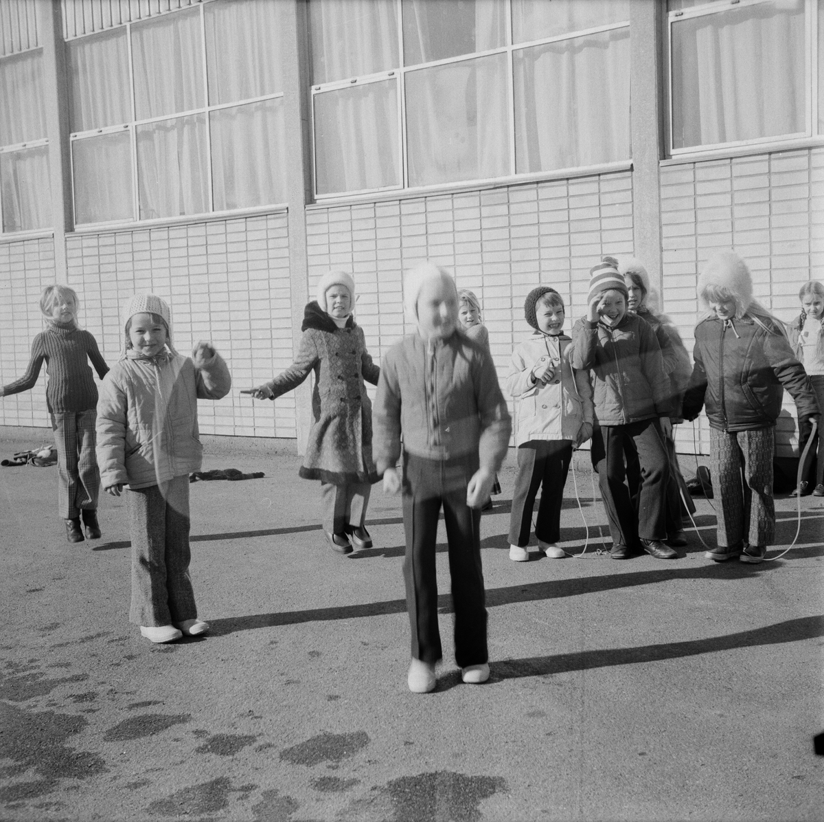 Flickor som hoppar hopprep, Örbyhus, Uppland, mars 1972