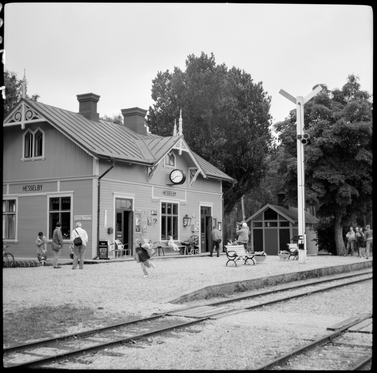 Gotlands Hässelby stationshus med resande på museijärnvägen Gotlands Hesselby Järnväg.