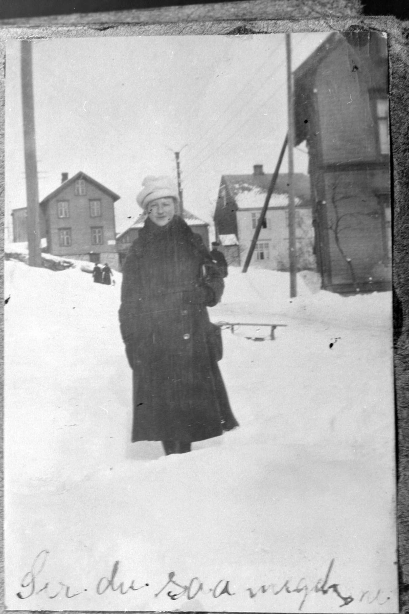 Portrett av ung kvinne stående i mye snø i Strandgata.