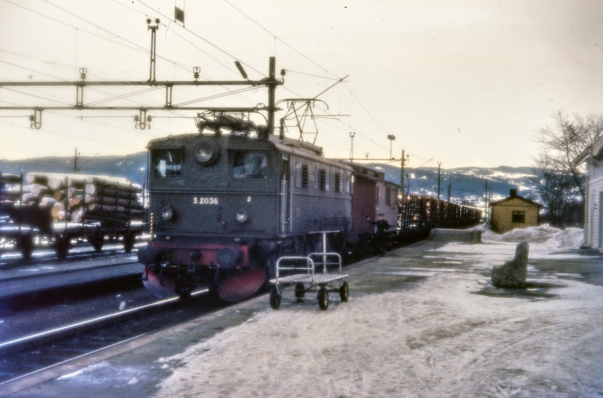 Elektrisk lokomotiv El 5 2036 med godstog på Jevnaker stasjon