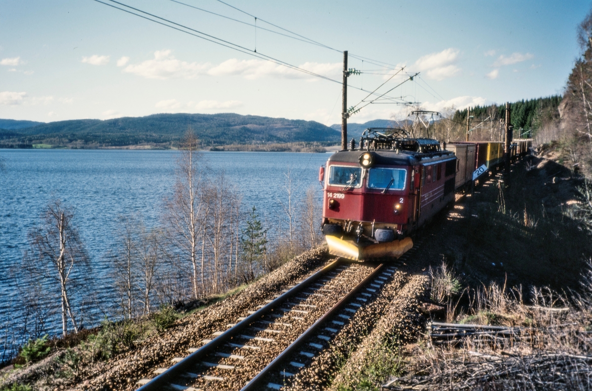 Elektrisk lokomotiv El 14 2199 med godstog ved Maridalvannet mellom Kjelsås og Sandermosen