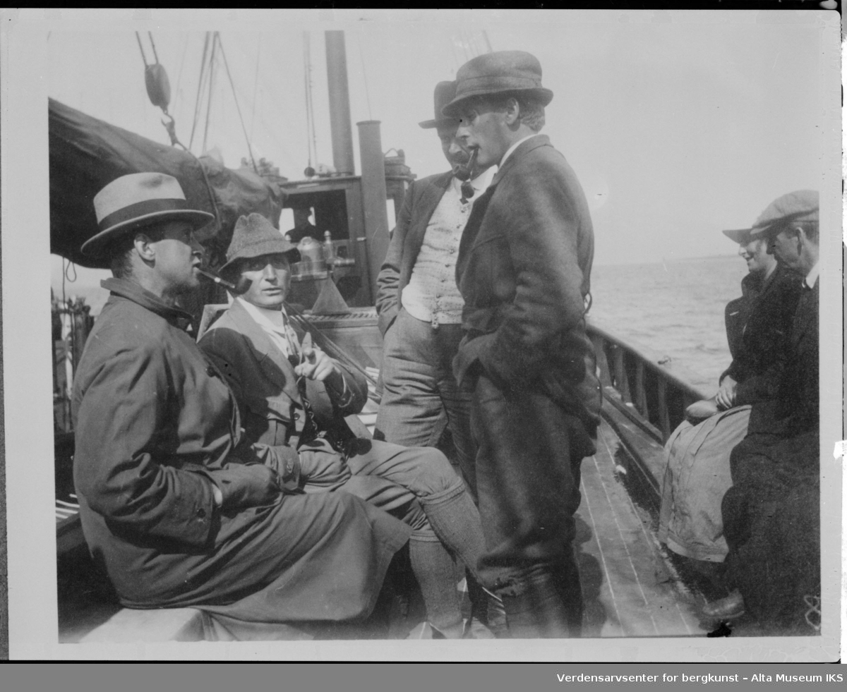 Nordlysforskere i en båt på vei til hammerfest, bildet viser 6 personer på en båt.