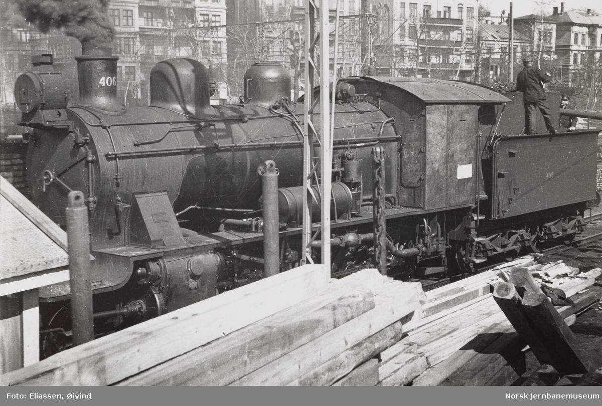 Damplokomotiv type 24c nr. 406 på Filipstad, Førerhuset er kledd med panserplater for å beskytte lokomotivpersonalet.