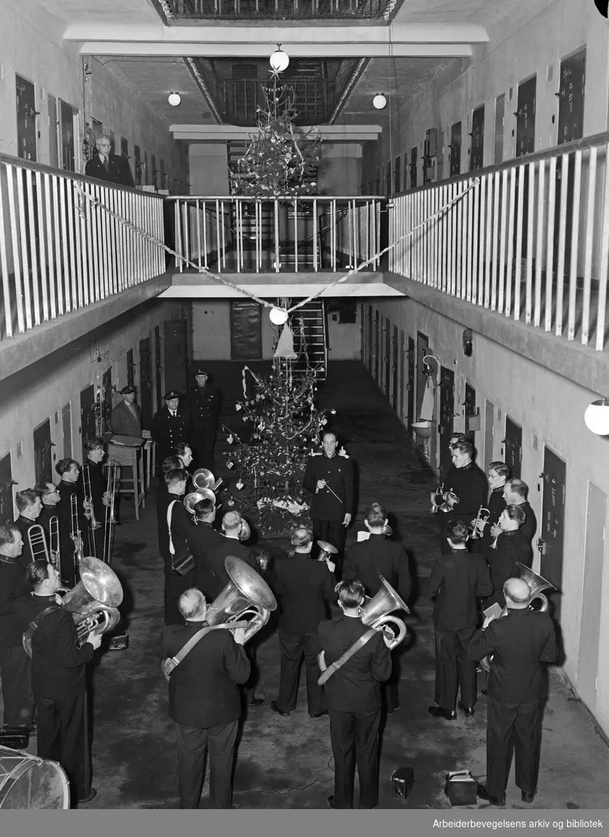 Frelsesarméens 3. korps hornorkester spiller julesanger for fangene på Kretsfengslet i Oslo. Julaften 1951.