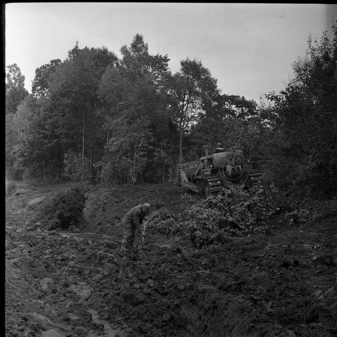 Ombyggnad av idrottsplatsen på Åsavallen, Grännaberget. I bild syns en Caterpillar i arbete och man som gräver med spade.