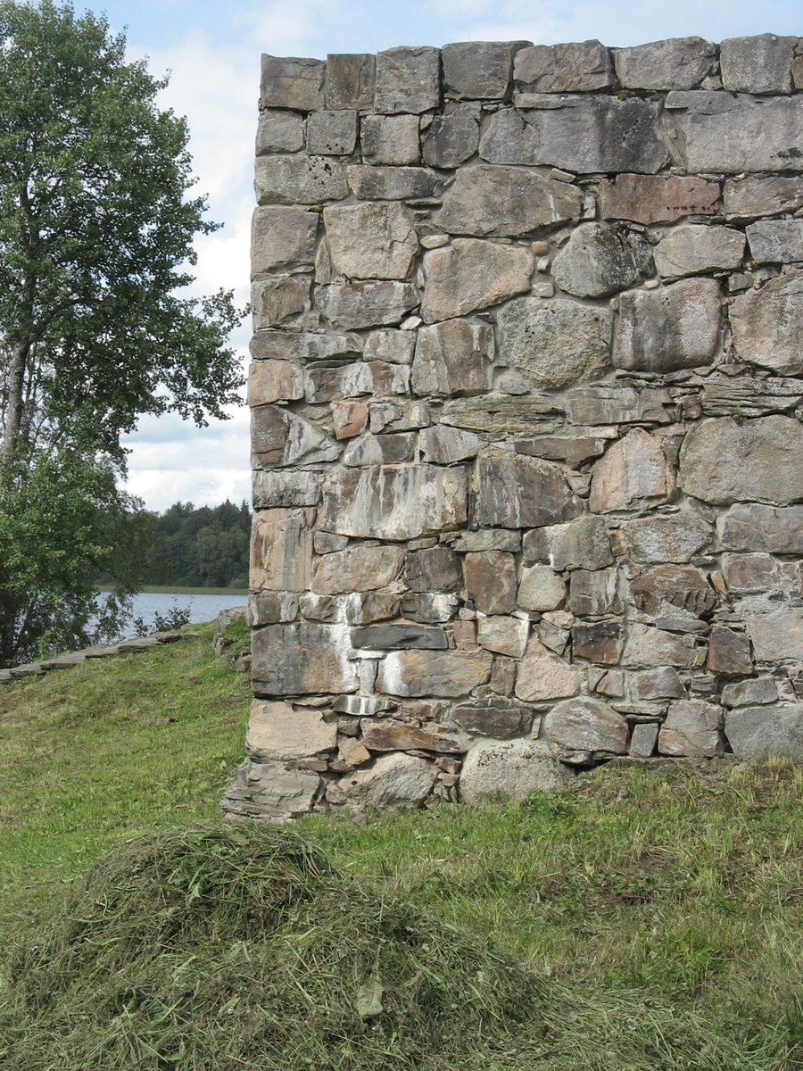 Exteriör, Hultaby slottsruin i Näsby socken i Vetlanda kommun.