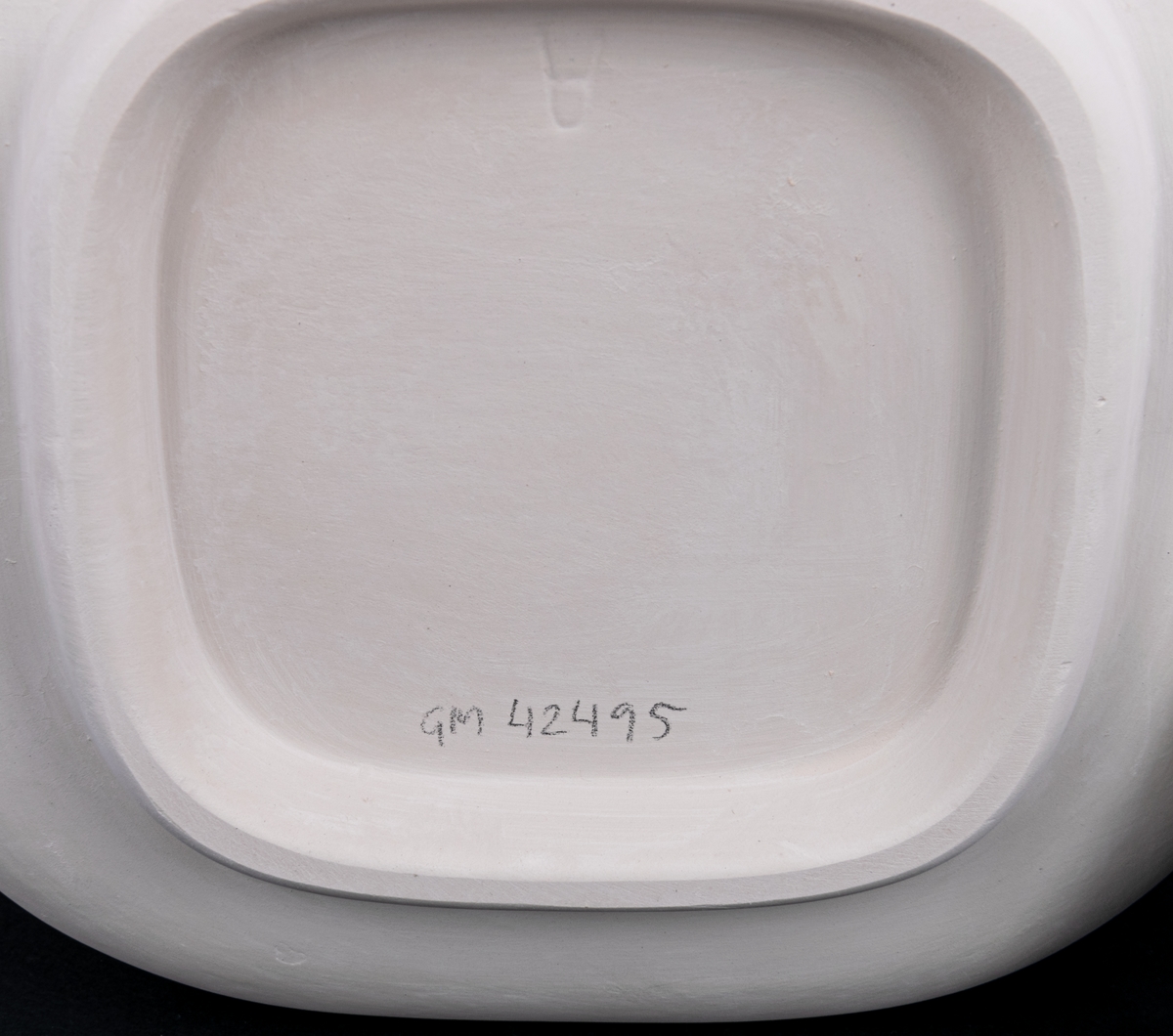 Oglaserad och obränd urna, modell A, av vitt flintgods, ej färdigställd produkt från Gefle porslinsfabrik. Modellen tillverkades 1930-1955.