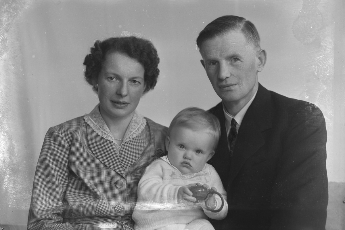 Kåre og Alvhild Steinmo med sønnen Per Kristian