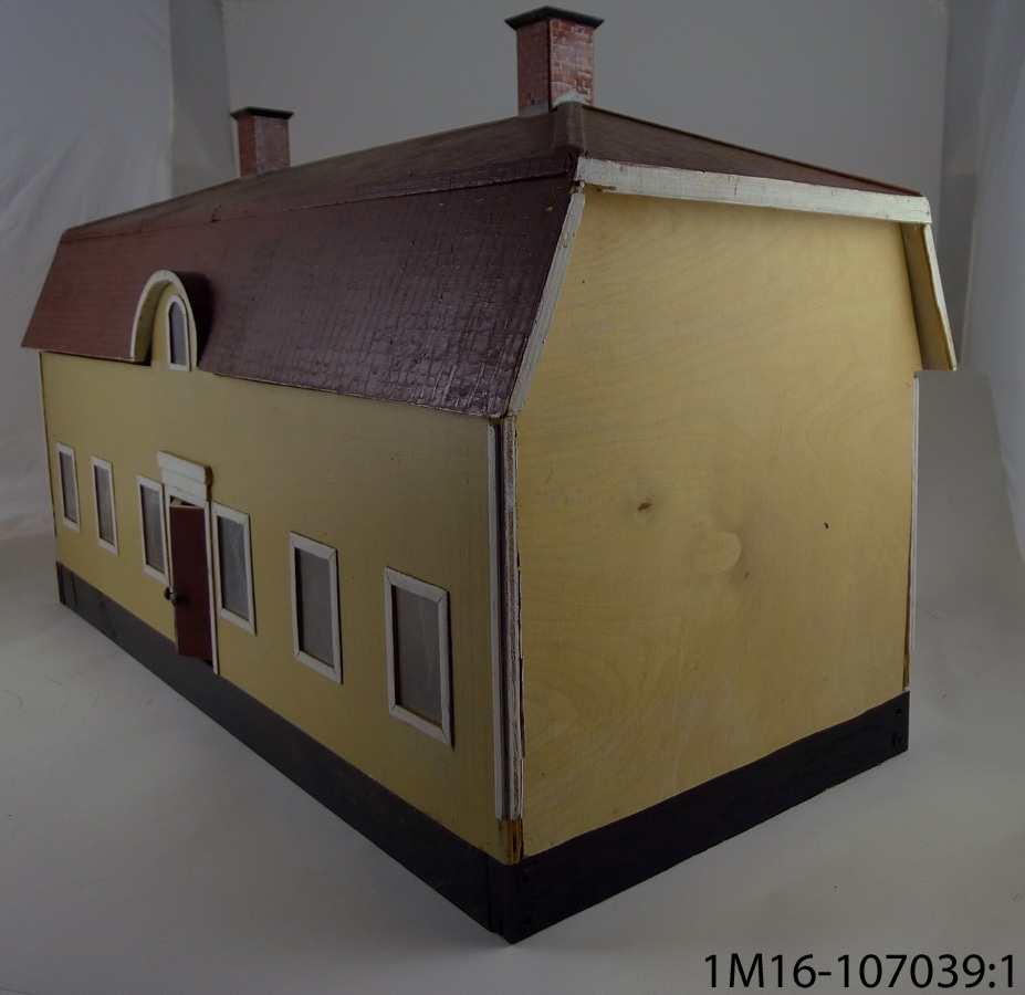 Hus i miniatyr, föreställande Kråks säteri. Handgjort, bemålat.
