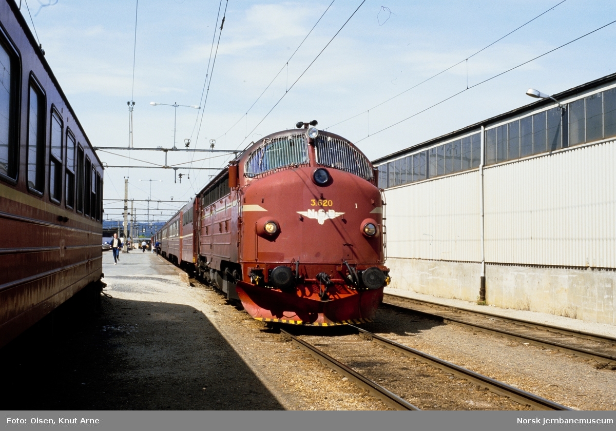Diesellokomotiv Di 3 nr. 620 med dagtoget fra Oslo S til Trondheim over Røros, tog 301, på Hamar stasjon