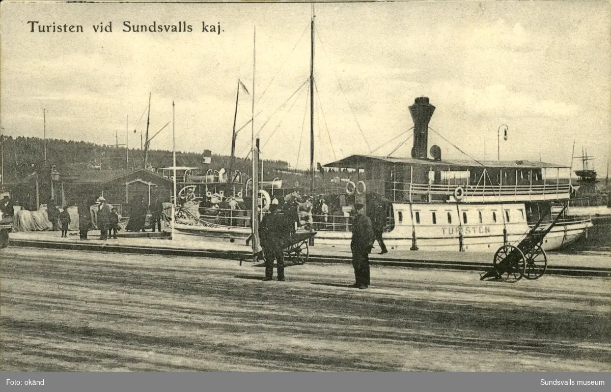 Vykort med motiv över hamnen och passagerartrafiken i Sundsvall.